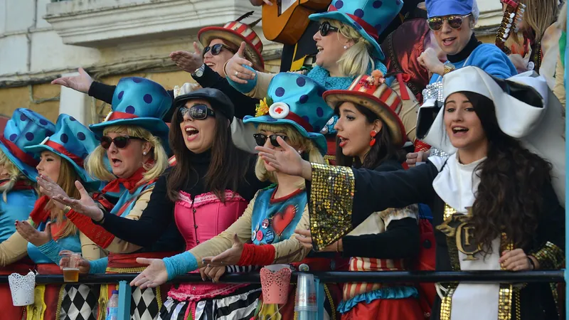 Coro del Carnaval de Cádiz cantando sobre una batea, con disfraces de colores y sombreros de lunares