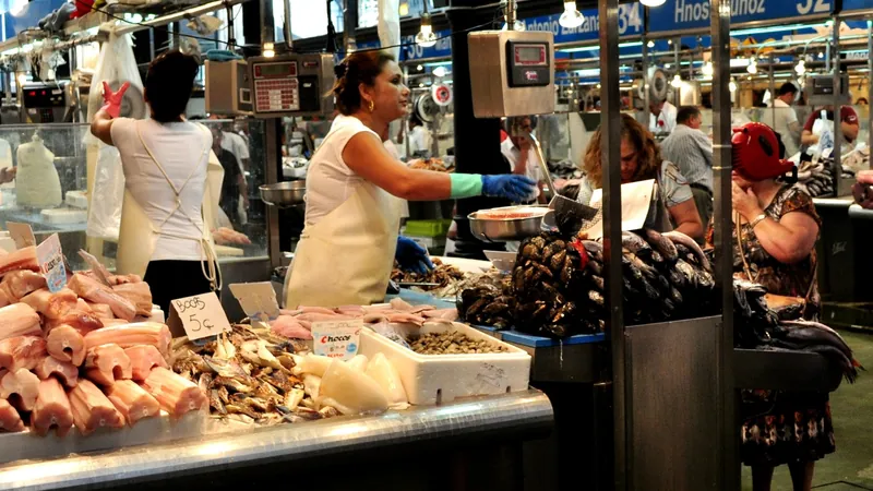 Pescaderías con mucho movimiento en el mercado central de abastos de Jerez