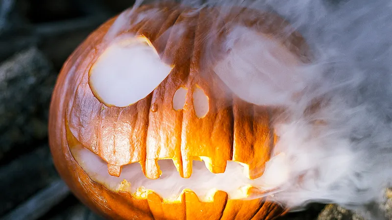 Calabaza tallada envuelta en humo